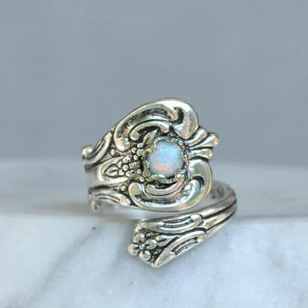 Anillo ajustable elegante con cuchara de ópalo blanco