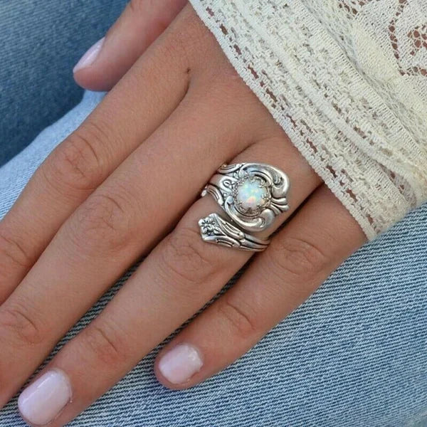 Anillo ajustable elegante con cuchara de ópalo blanco