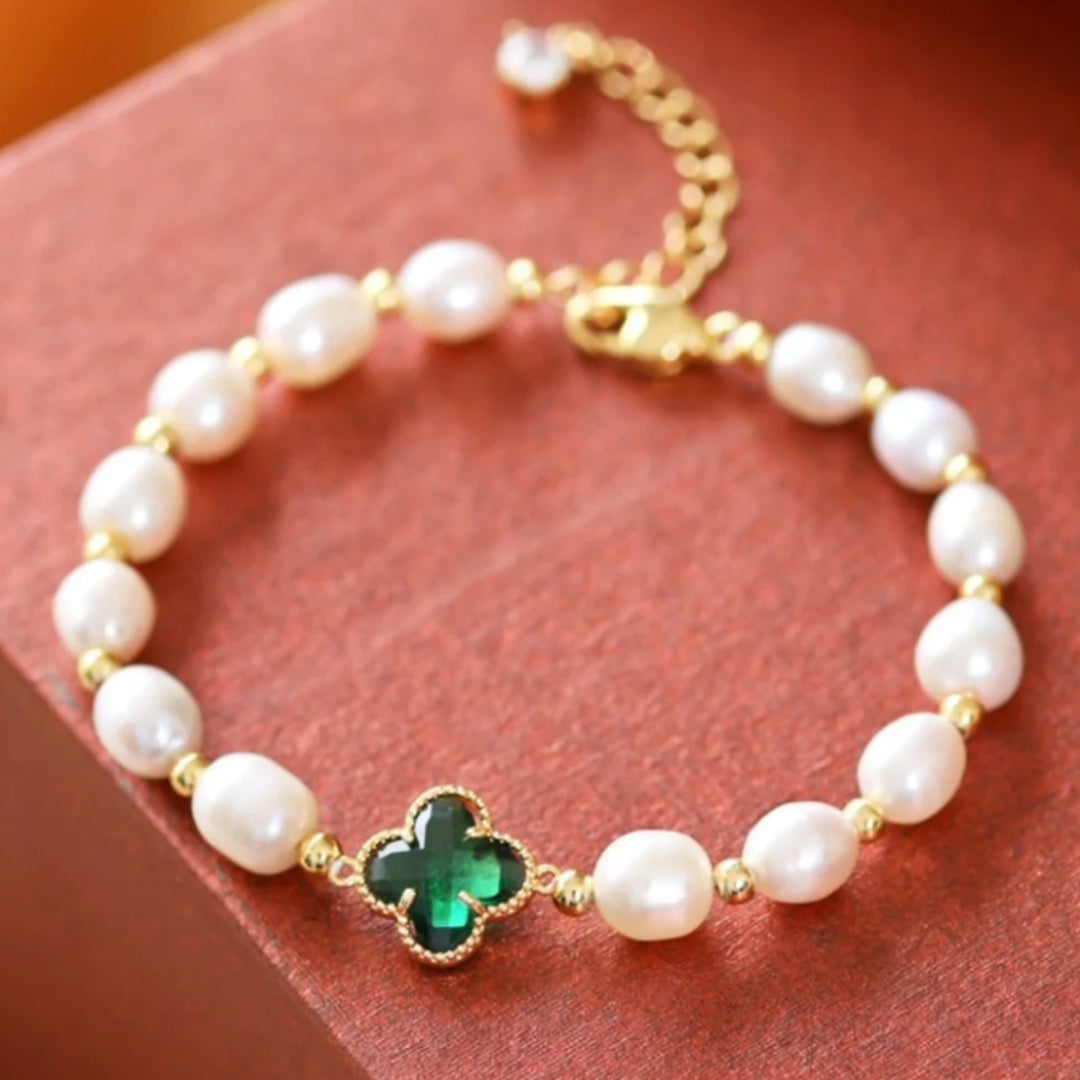 Elegante pulsera de perlas en verde esmeralda con trébol para tu look especial