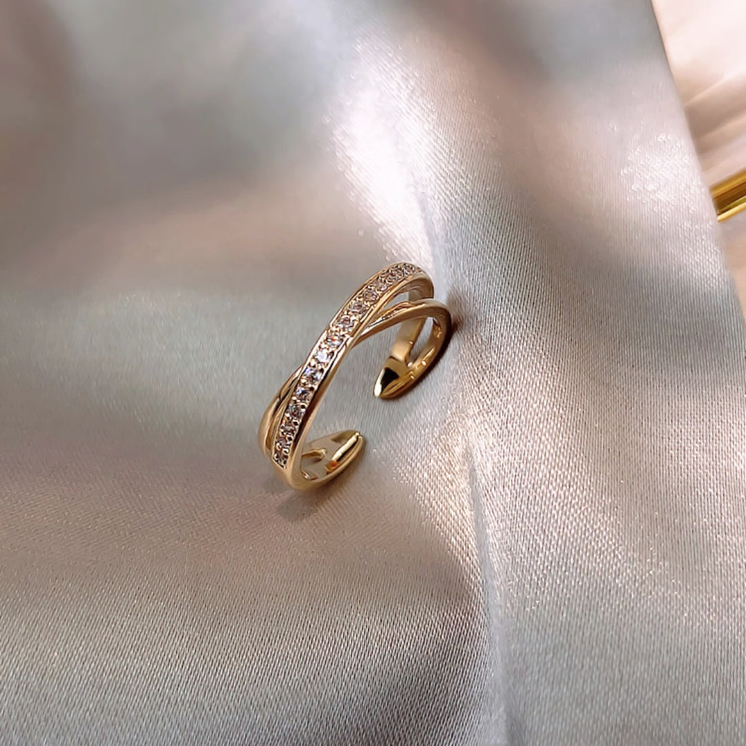 Anillo cruzado ajustable elegante con zirconia brillante en diseño dorado elegante