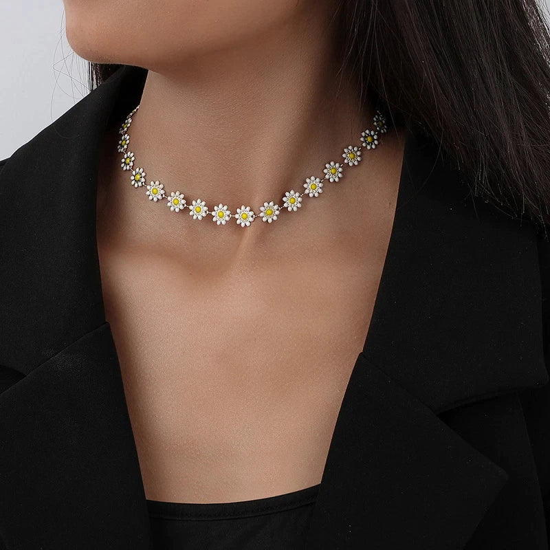 Collar de oro elegante con diseño de margaritas