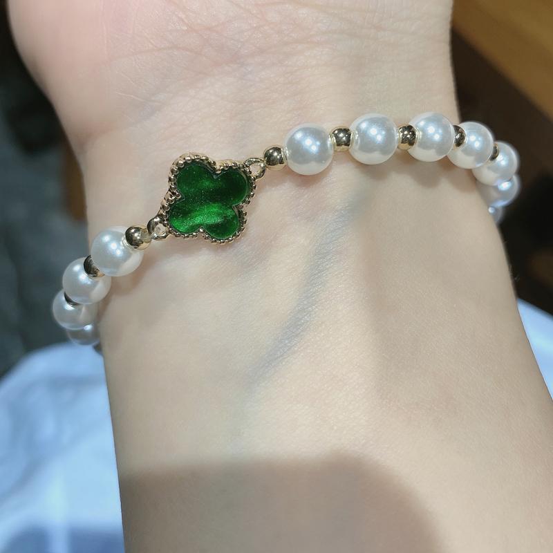 Elegante pulsera de perlas en verde esmeralda con trébol para tu look especial