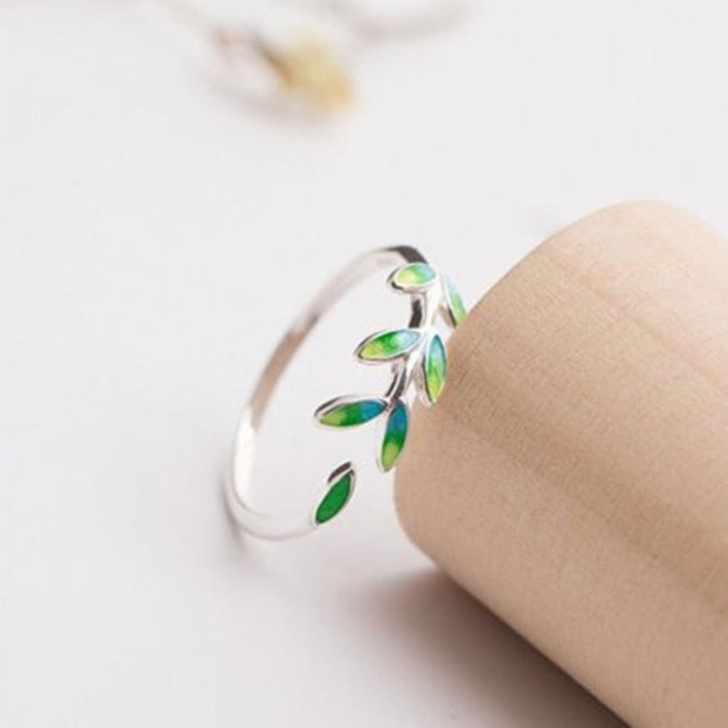 Anillo ajustable elegante con hojas plateadas en acabado de esmalte verde brillante
