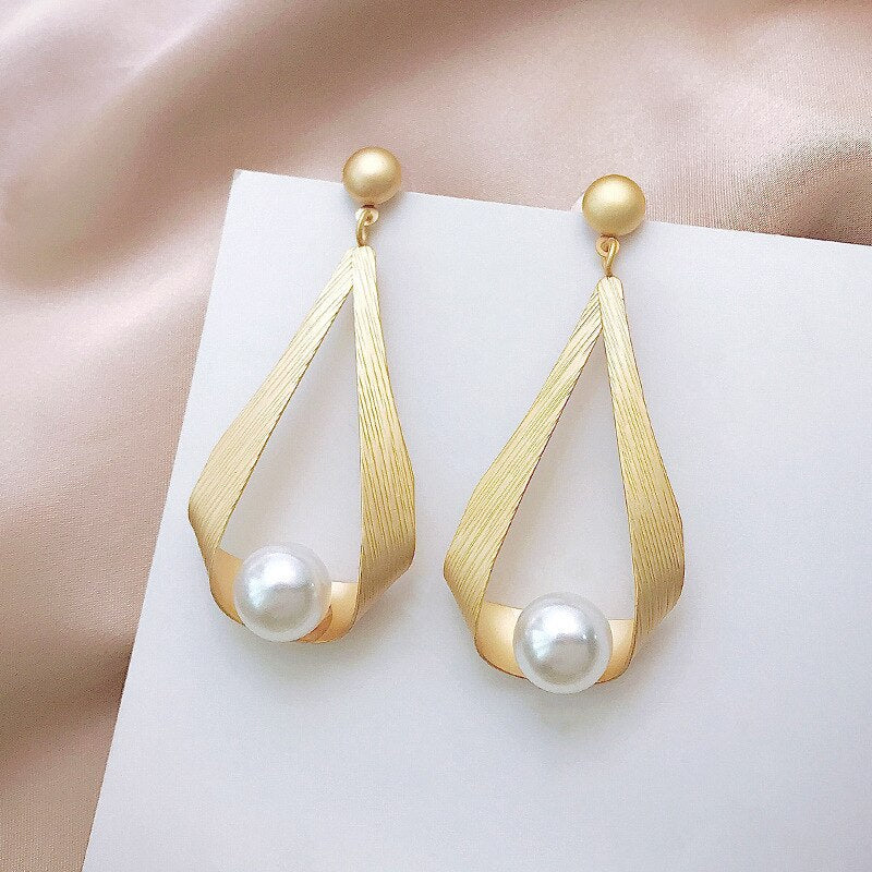 Pendientes de cristal brillantes con elegantes perlas redondas