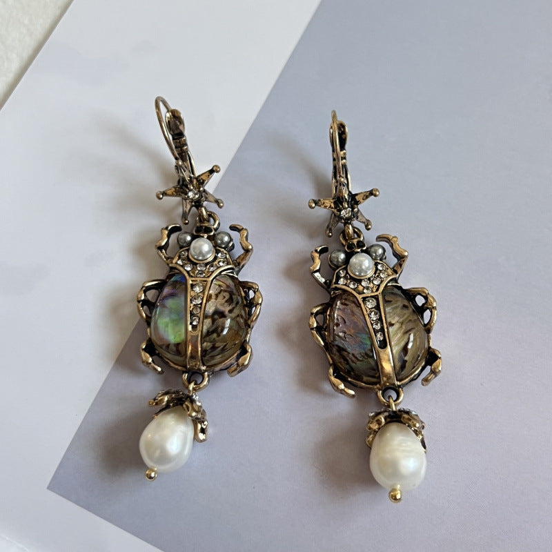 Pendientes vintage elegantes de escarabajo con perlas brillantes