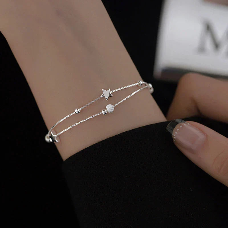 Brazalete de plata cautivador con estrellas brillantes