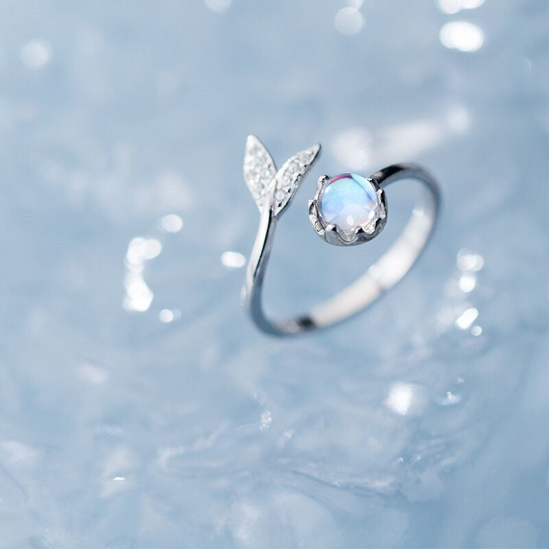 Anillo ajustable elegante con cola de delfín de la más fina plata de ley y zirconio azul brillante