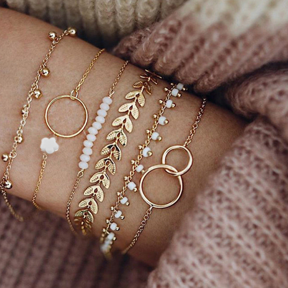 Conjunto de hermosas pulseras boho en oro