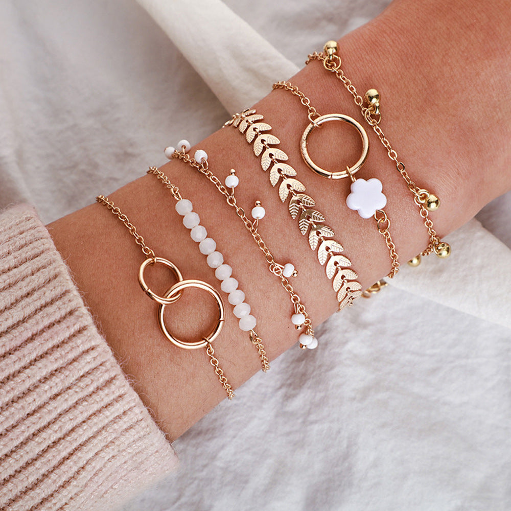 Conjunto de hermosas pulseras boho en oro