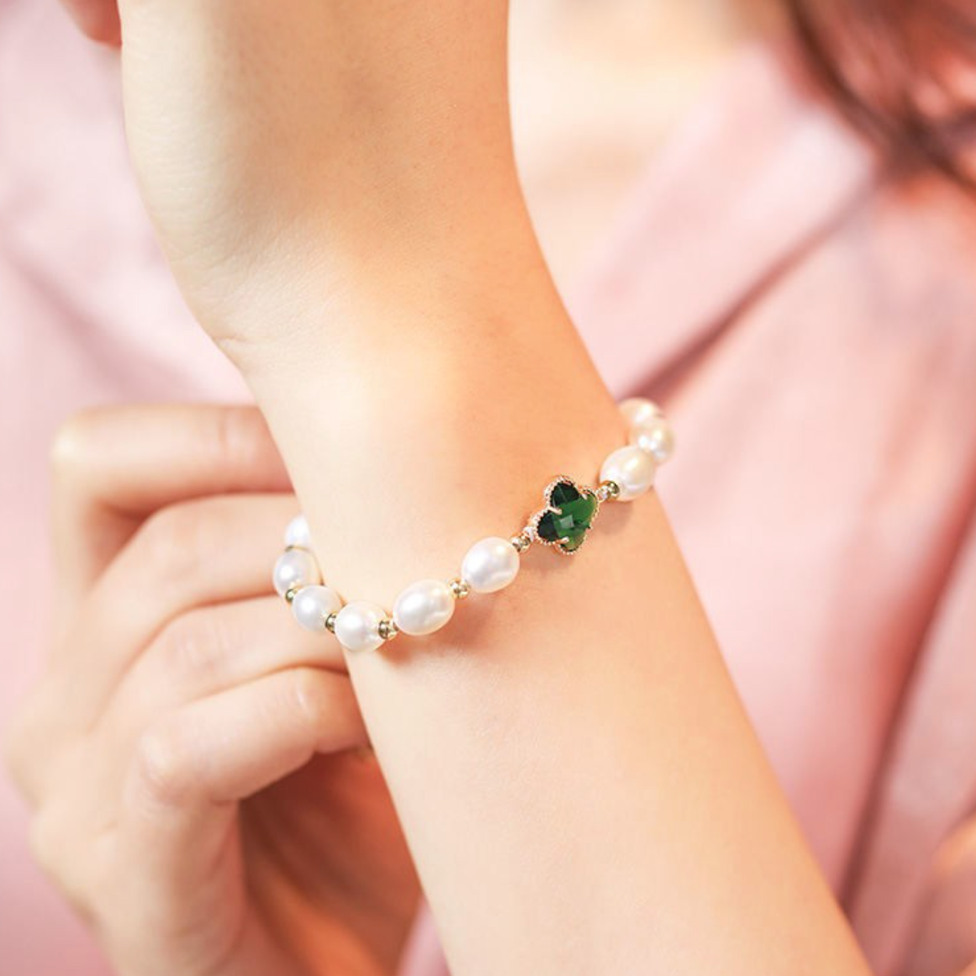 Elegante pulsera de perlas en verde esmeralda con trébol para tu look especial