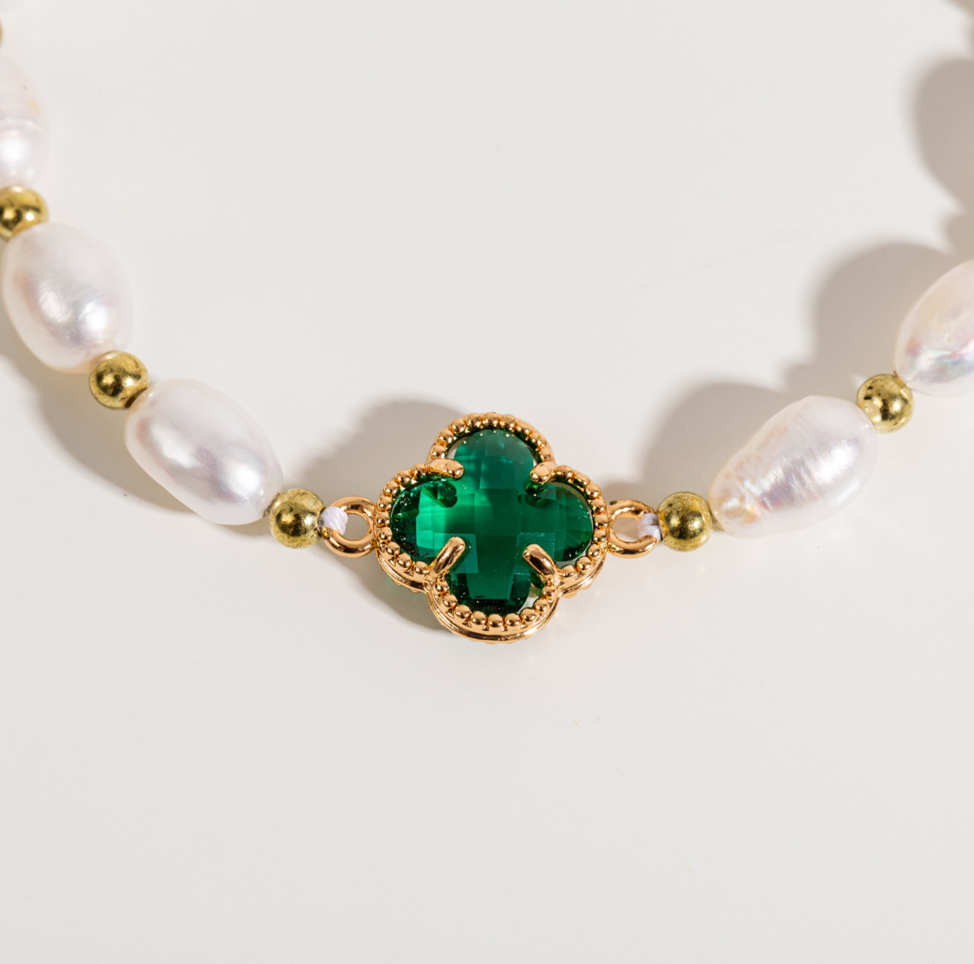 Elegante pulsera de perlas en verde esmeralda con trébol para tu look especial