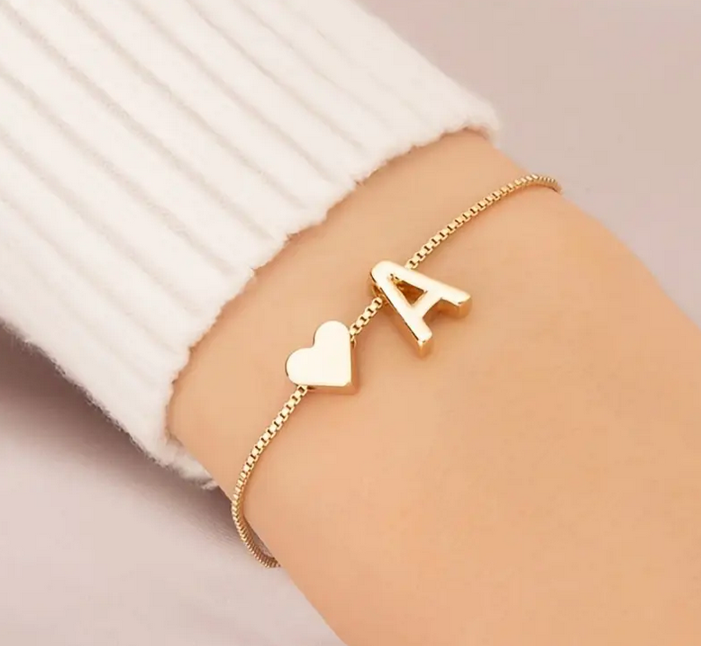 Brazalete encantador con cuentas de letras y motivos de corazón