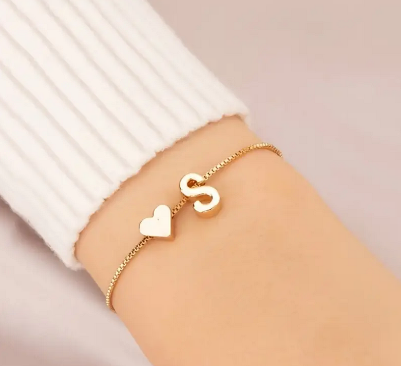 Brazalete encantador con cuentas de letras y motivos de corazón