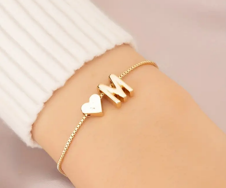 Brazalete encantador con cuentas de letras y motivos de corazón