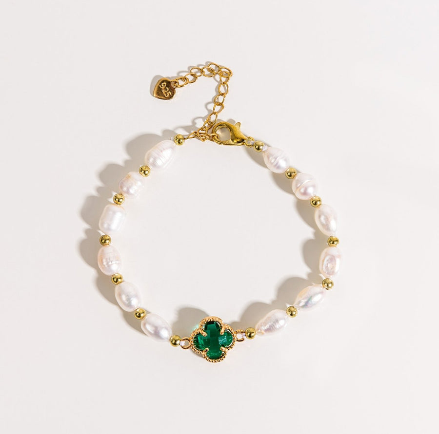 Elegante pulsera de perlas en verde esmeralda con trébol para tu look especial