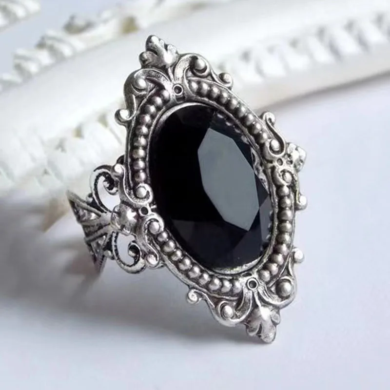Anillo boho elegante con piedra negra y aro de plata