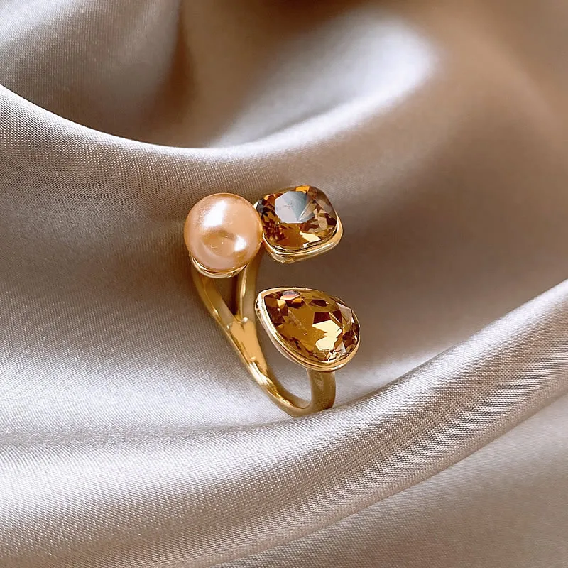 Anillo brillante de cristal fino y perlas preciosas