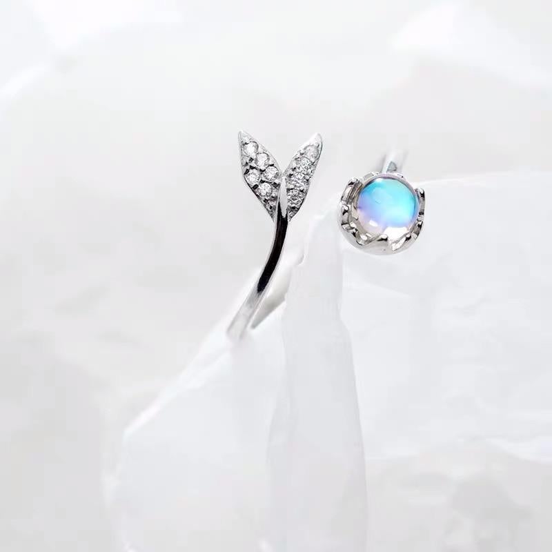 Anillo ajustable elegante con cola de delfín de la más fina plata de ley y zirconio azul brillante