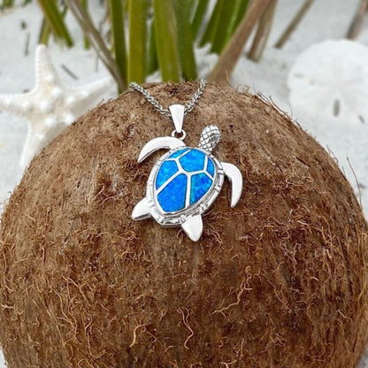 Collar elegante con ópalo azul en diseño de tortuga marina