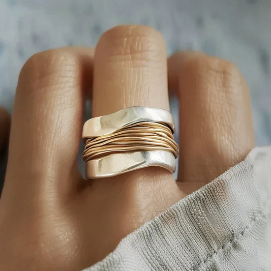 Anillo de plata elegante con delicados acentos dorados
