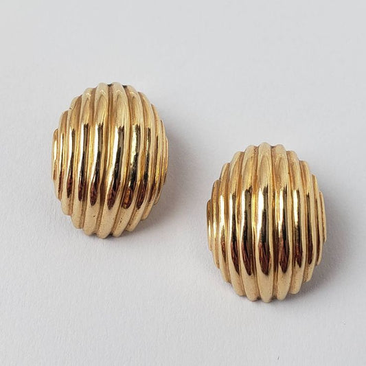 Pendientes de oro vintage atemporales con elegante diseño grabado