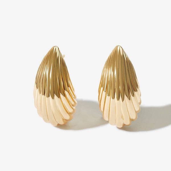Pendientes de oro elegantes con relieve en estilo vintage