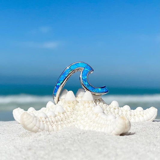 Wellenzauber: Anillo de ópalo y plata para amantes del mar