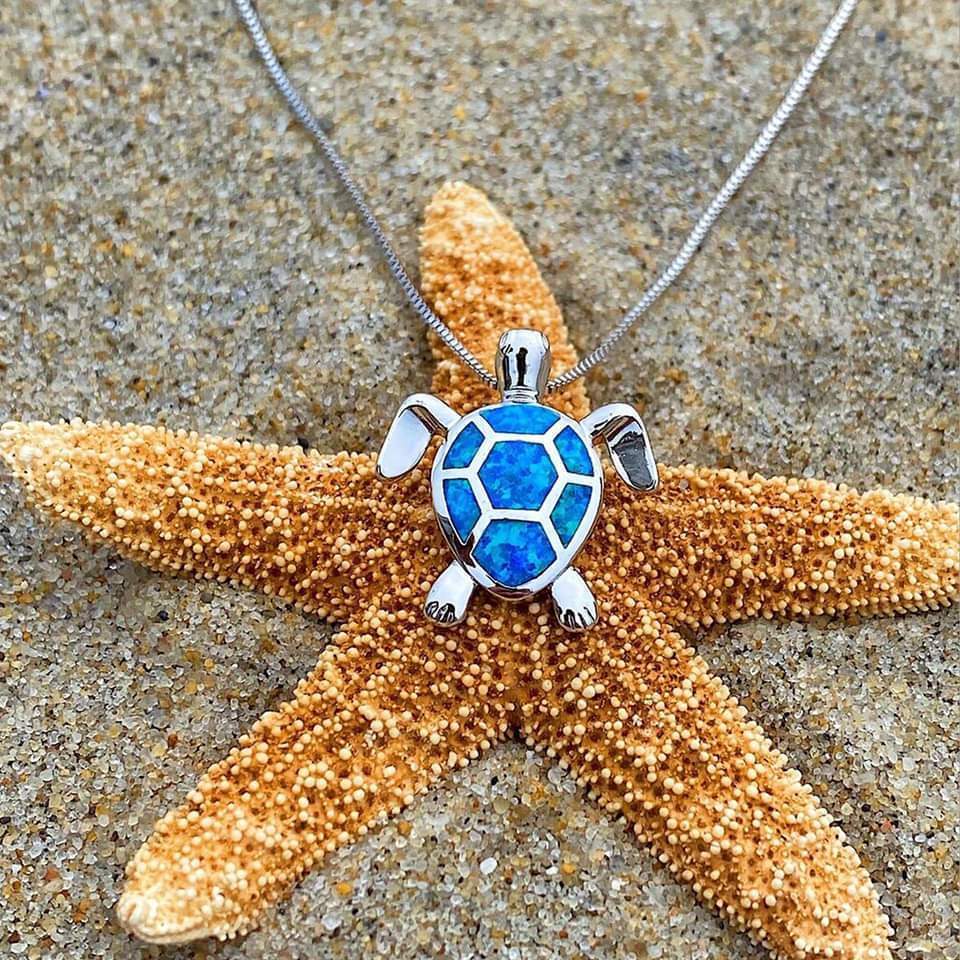 Elegante conjunto de ópalo y plata: collar y pendientes con encantadora tortuga marina