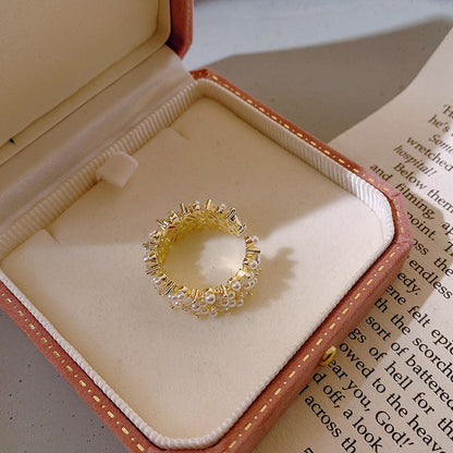 Anillo de oro elegante con perlas lujosas