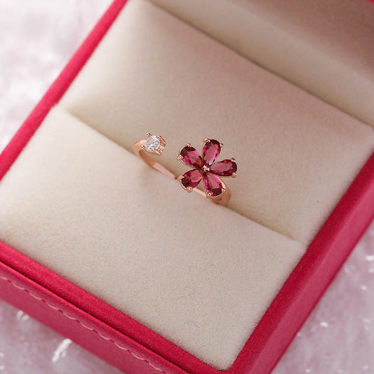 Anillo ajustable elegante con brillante flor de cristal rojo en oro noble