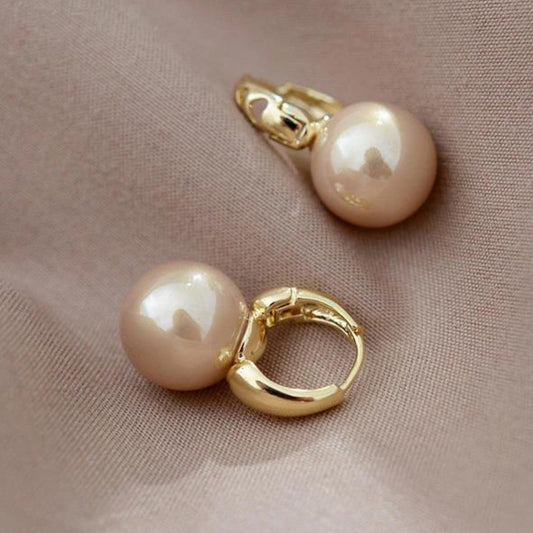 Elegantes pendientes de perlas chapados en oro