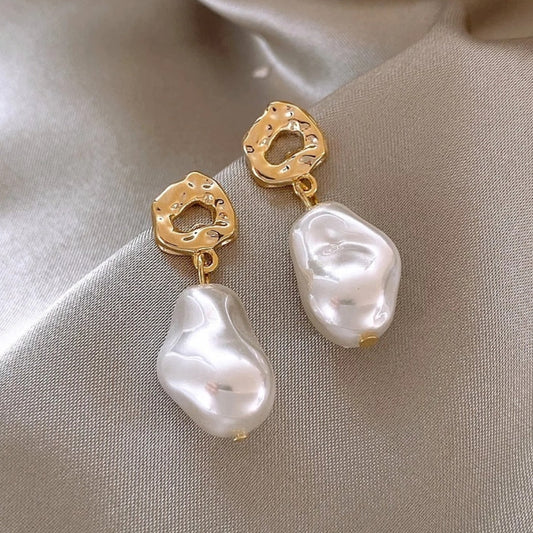 Elegantes pendientes de perlas boho dorados