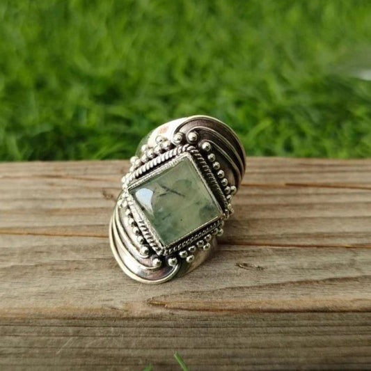 Anillo elegante con impresionante tallado de esmeralda