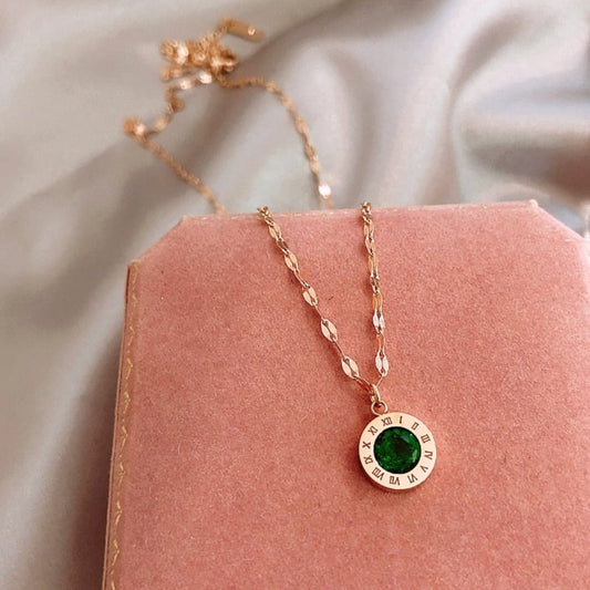 Collar de oro elegante con esmeralda brillante