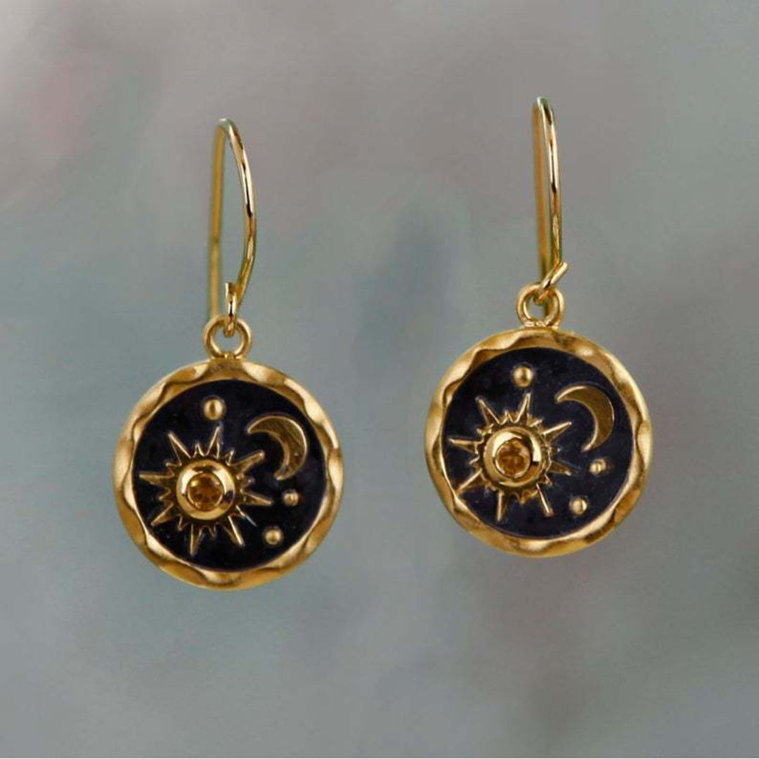 Fascinantes pendientes de sol y luna en elegante oro y plata