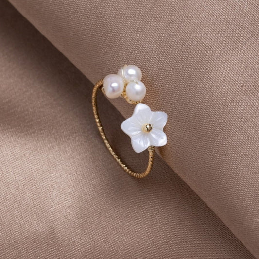 Anillo de oro elegante con diseño de flor de perlas ajustable