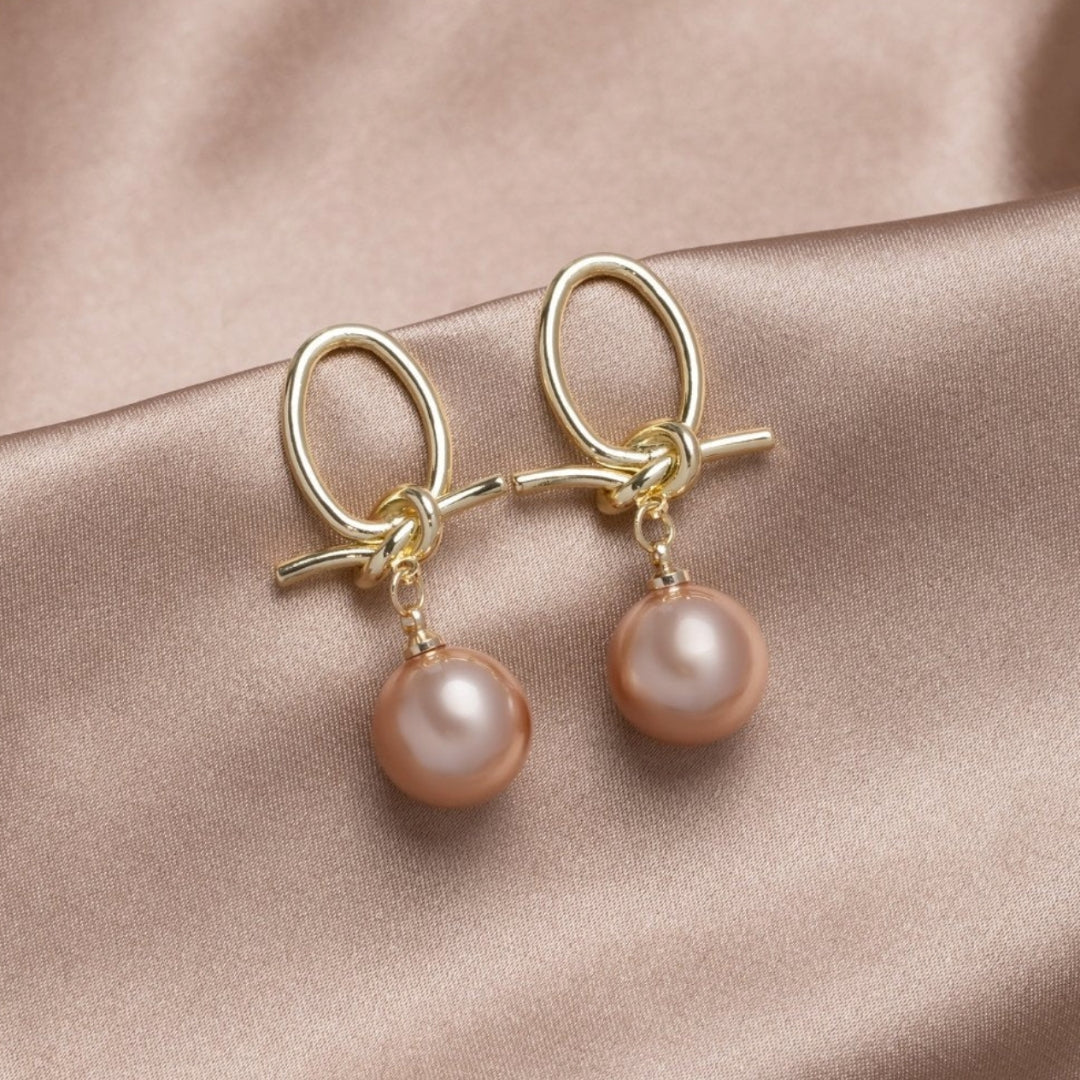 Pendientes elegantes de oro con acentos de perlas