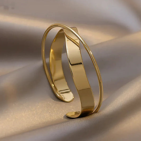 Elegante pulsera de oro en diseño clásico