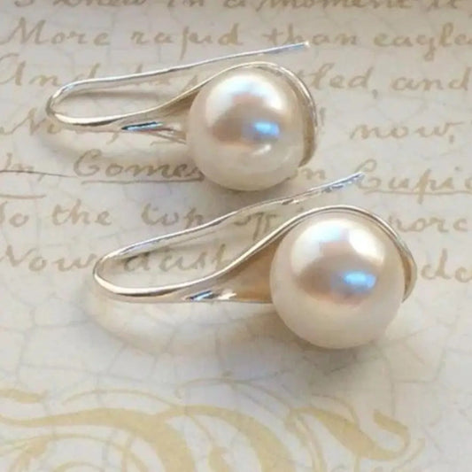 Pendientes de gota fascinantes con elegantes acentos de perlas