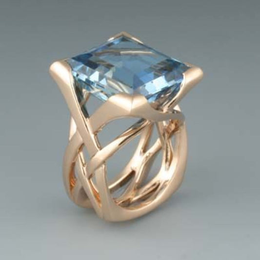 Anillo Vintage de Oro Rosa Intemporal Adornado con Asombrosos Zircóns Azules