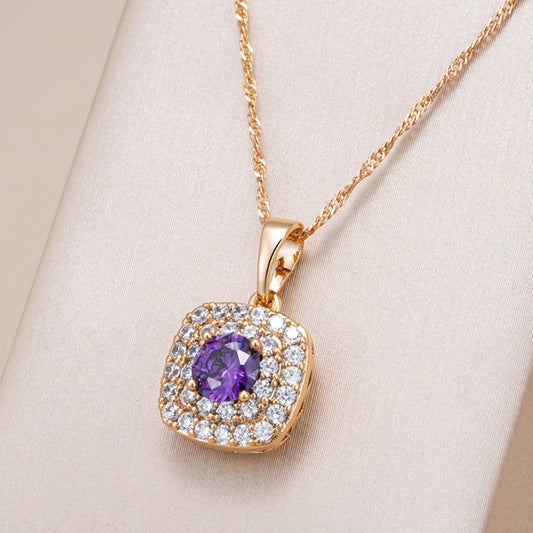 Collar dorado brillante con elegantes acentos en color lila