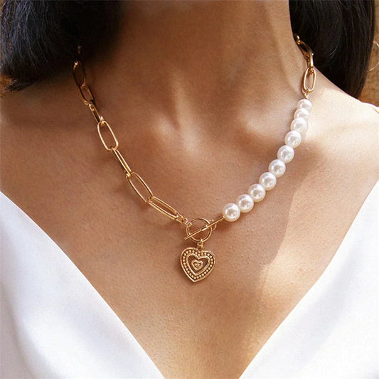 Colgante de corazón elegante con perlas en brillo dorado