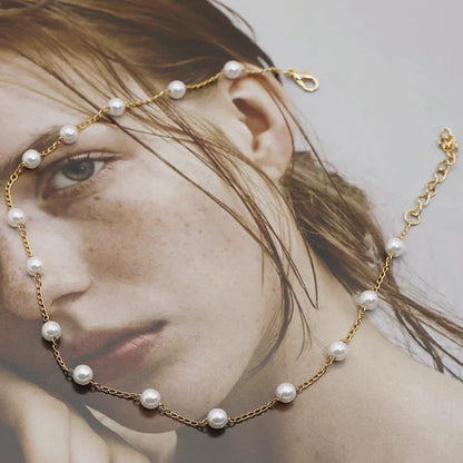 Collar de perlas doradas elegante