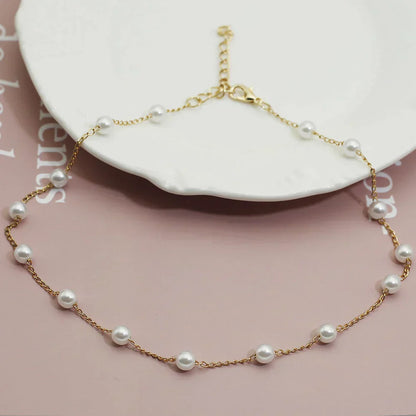 Collar de perlas doradas elegante