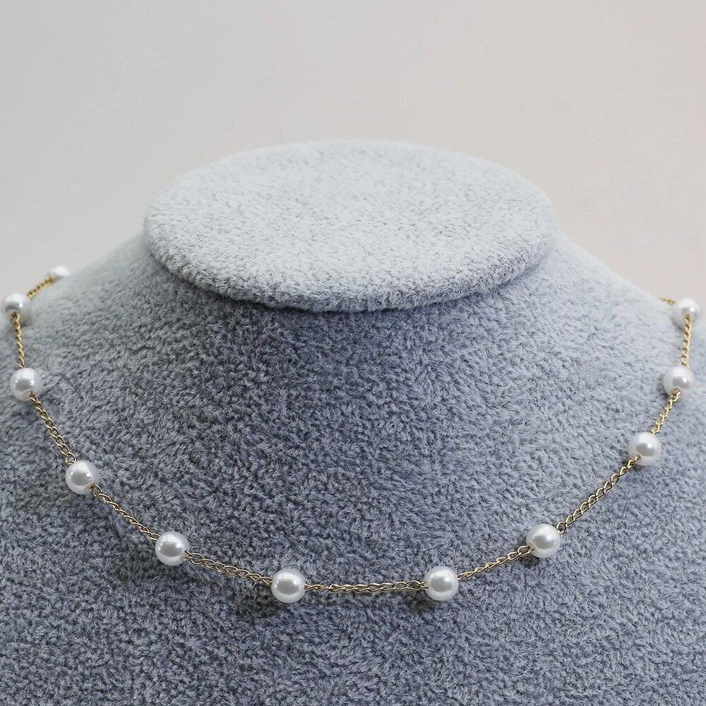 Collar de perlas doradas elegante