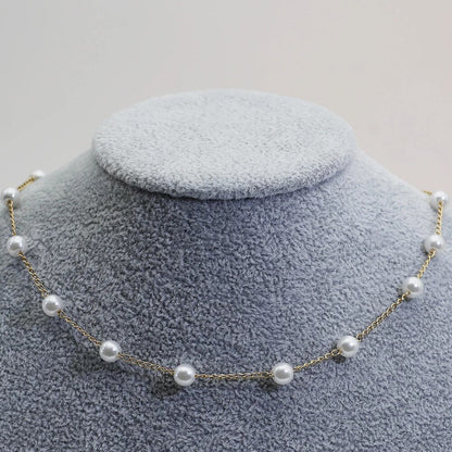 Collar de perlas doradas elegante
