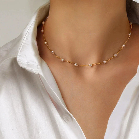 Collar de perlas doradas elegante