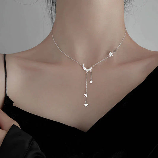 Collar fascinante con luna plateada y estrellas brillantes