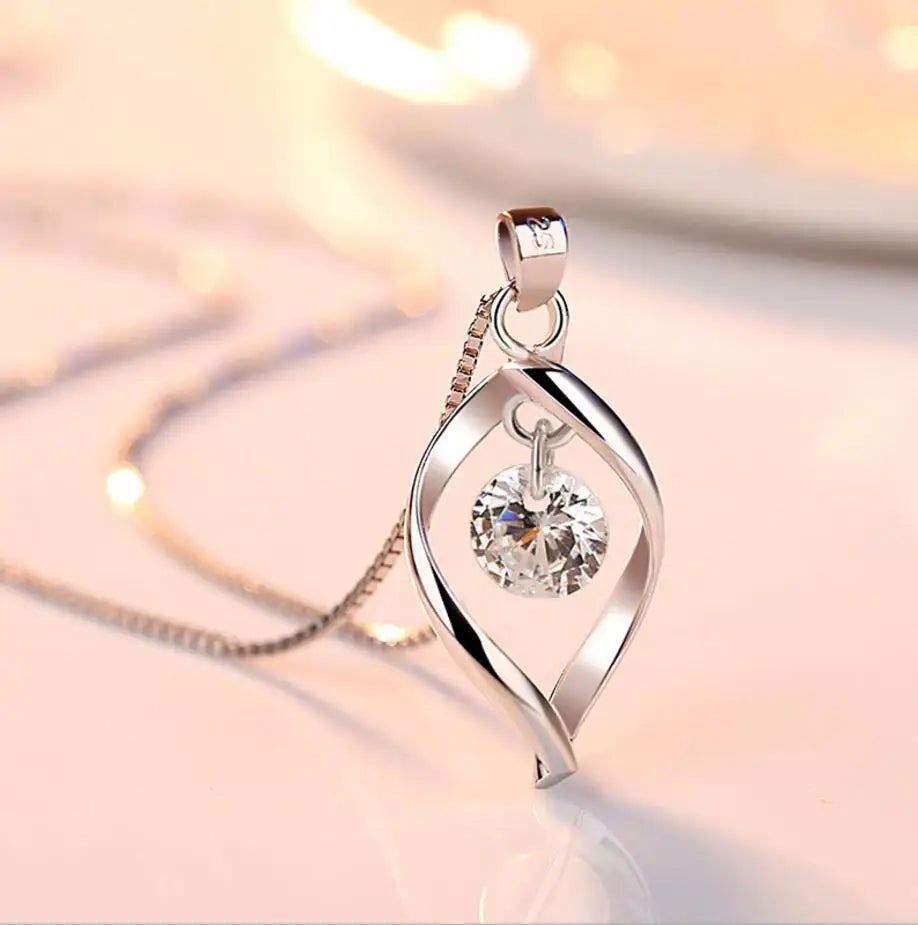 Collar de plata elegante con brillantes piedras de circonio