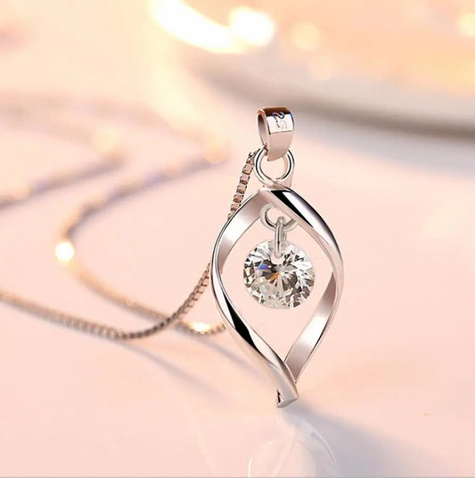 Collar de plata elegante con brillantes piedras de circonio